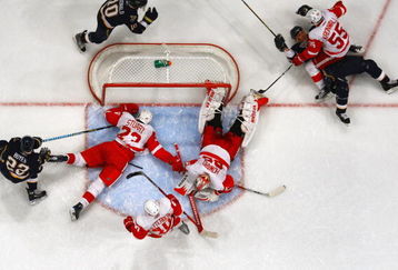 STOCKHOLM, SWEDEN - OCTOBER 03:  #7 Keith Tkachuk of St. Louis Blues (Top Right) scores a goal during the 2009 Compuware NHL Premiere Stockholm match between St. Louis Blues and Detroit Red Wings at the Ericsson Globe on October 3, 2009 in Stockholm, Sweden.  (Photo by Paul Gilham/Getty Images)