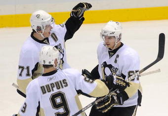 UNIONDALE, NY - OCTOBER 03: Sidney Crosby #87 of the Pittsburgh Penguins is congratulated by teammates Evgeni Malkin #71 and Pascal Dupuis #9 after Sidney scored the game winning goal in a shootout against the New York Islanders on October 3, 2009 in Uniondale, New York.  (Photo by Paul Bereswill/Getty Images)