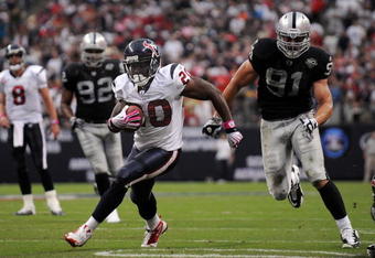 HOUSTON - OCTOBER 04:  Running back Steve Slaton #20 of the Houston Texans runs for a touchdown past Trevor Scott #91 of the Oakland Raiders at Reliant Stadium on October 4, 2009 in Houston, Texas.  (Photo by Ronald Martinez/Getty Images)