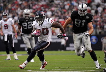 HOUSTON - OCTOBER 04:  Running back Steve Slaton #20 of the Houston Texans runs for a touchdown past Trevor Scott #91 of the Oakland Raiders at Reliant Stadium on October 4, 2009 in Houston, Texas.  (Photo by Ronald Martinez/Getty Images)