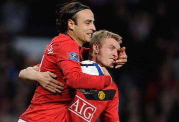 MANCHESTER, ENGLAND - OCTOBER 03:  Dimitar Berbatov of Manchester United celebrates scoring his team's first goal with Darren Fletcher (R) during the Barclays Premier League match between Manchester United and Sunderland at Old Trafford on October 3, 2009 in Manchester, England.  (Photo by Michael Regan/Getty Images)