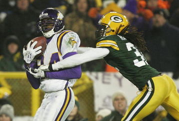 GREEN BAY, WI - JANUARY 9:  Wide receiver Randy Moss #84 of the Minnesota Vikings catches a second half touchdown pass in front of cornerback Al Harris #31 of the Green Bay Packers during the NFC wild-card game at Lambeau Field January 9, 2005 in Green Bay, Wisconsin. The Vikings defeated the Packers 31-17.  (Photo by Brian Bahr/Getty Images)