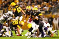 PITTSBURGH - OCTOBER 4:  Running back Rashard Mendenhall #34 of the Pittsburgh Steelers runs the ball in the fourth quarter against the San Diego Chargers at Heinz Field on October 4, 2009 in Pittsburgh, Pennsylvania. (Photo by Gregory Shamus/Getty Images)