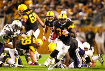 PITTSBURGH - OCTOBER 4:  Running back Rashard Mendenhall #34 of the Pittsburgh Steelers runs the ball in the fourth quarter against the San Diego Chargers at Heinz Field on October 4, 2009 in Pittsburgh, Pennsylvania. (Photo by Gregory Shamus/Getty Images)