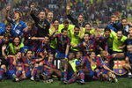 MONACO - AUGUST 28: The Barcelona team celebrate after victory in the UEFA Super Cup Final between FC Barcelona and Shakhtar Donetsk at The Stade Louis II Stadium on August 28, 2009 in Monaco, Monaco.  (Photo by Laurence Griffiths/Getty Images)