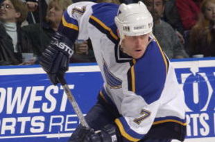 27 Nov 2001: Keith Tkachuk #7 of the St. Louis Blues takes the puck toward the net against the Ottawa Senators during the third period at the Savvis Center in St.Louis, Missouri. The Blues beat the Senators 4-2. DIGITAL IMAGE. Mandatory Credit: Elsa/ALLSPORT