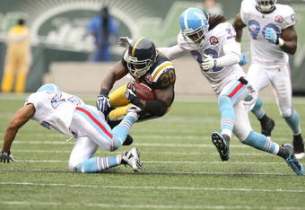 EAST RUTHERFORD, NJ - SEPTEMBER 27:  Thomas Jones #20 of The New York Jets is chased by Chris Hope #24 and Michael Griffin #33 of The Tennessee Titans during their game on September 27, 2009 at Giants Stadium in East Rutherford, New Jersey.  (Photo by Al Bello/Getty Images)