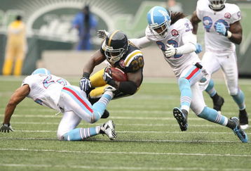EAST RUTHERFORD, NJ - SEPTEMBER 27:  Thomas Jones #20 of The New York Jets is chased by Chris Hope #24 and Michael Griffin #33 of The Tennessee Titans during their game on September 27, 2009 at Giants Stadium in East Rutherford, New Jersey.  (Photo by Al Bello/Getty Images)