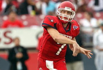 HOUSTON - NOVEMBER 17: Case Keenum #7 of the Houston Cougars passes the ball during the game against the Marshall Thundering Herd at Robertson Stadium November 17, 2007 in Houston, Texas. Houston won 35-28. (Photo by Stephen Dunn/Getty Images) 