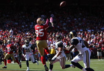 SAN FRANCISCO - OCTOBER 04: Vernon Davis #85 of the San Francisco 49ers catches a touchdown against the St. Louis Rams during an NFL game on October 4, 2009 at Candlestick Park in San Francisco, California.  (Photo by Jed Jacobsohn/Getty Images)
