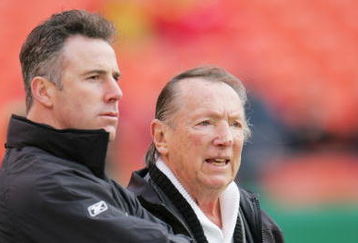 KANSAS CITY, MO - DECEMBER 25:  Quarterback Rich Gannon stands with Oakland Raiders owner Al Davis prior to the game against the Kansas City Chiefs at Arrowhead Field on December 25, 2004 in Kansas City, Missouri.  The Chiefs defeated the Raiders 31-30.  (Photo by Jamie Squire/Getty Images)