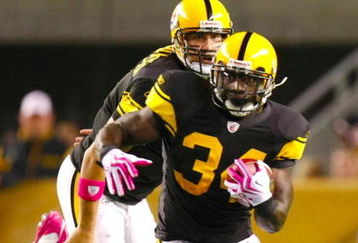 PITTSBURGH - OCTOBER 4:  Rashard Mendenhall #34 of the Pittsburgh Steelers runs the ball after quarterback Ben Roethlisberger #7 hands him the ball in the first quarter against the San Diego Chargers at Heinz Field on October 4, 2009 in Pittsburgh, Pennsylvania. (Photo by Gregory Shamus/Getty Images)