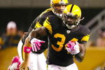 PITTSBURGH - OCTOBER 4:  Rashard Mendenhall #34 of the Pittsburgh Steelers runs the ball after quarterback Ben Roethlisberger #7 hands him the ball in the first quarter against the San Diego Chargers at Heinz Field on October 4, 2009 in Pittsburgh, Pennsylvania. (Photo by Gregory Shamus/Getty Images)