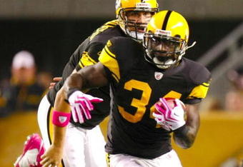PITTSBURGH - OCTOBER 4:  Rashard Mendenhall #34 of the Pittsburgh Steelers runs the ball after quarterback Ben Roethlisberger #7 hands him the ball in the first quarter against the San Diego Chargers at Heinz Field on October 4, 2009 in Pittsburgh, Pennsylvania. (Photo by Gregory Shamus/Getty Images)
