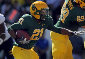 EUGENE, OR - SEPTEMBER 26: Running back LaMichael James #21 of the Oregon Ducks looks for some running room in the first quarter of the game against the California Bears at Autzen Stadium on September 26, 2009 in Eugene, Oregon. Oregon won the game 42-3. (Photo by Steve Dykes/Getty Images)