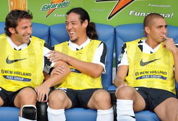 ROME - AUGUST 30:  (L-R) Alessandro Del Piero, Mauro German Camoranesi and David Trezeguet of Juventus FC look on from the bench during the serie A match between AS Roma and Juventus FC at Stadio Olimpico on August 30, 2009 in Rome, Italy.  (Photo by Giuseppe Bellini/Getty Images)