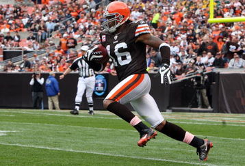 CLEVELAND - OCTOBER 04:  Joshua Cribbs #16 of the Cincinnati Bengals runs the ball against the Cleveland Browns during their game at Cleveland Browns Stadium on October 4, 2009 in Cleveland, Ohio. The Bengals defeated the Browns 23-20 in overtime.  (Photo by Jim McIsaac/Getty Images)