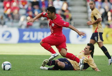 ADELAIDE, AUSTRALIA - OCTOBER 05:  Cassio of United is tackled by Labinot Haliti of the Jets during the round nine A-League match between Adelaide united and the Newcastle Jets at Hindmarsh Stadium on October 5, 2009 in Adelaide, Australia.  (Photo by James Knowler/Getty Images)