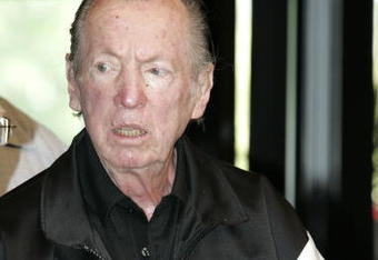 NORTHBROOK, IL - AUGUST 7:  Al Davis, owner of the Oakland Raiders, arrives for an NFL owners meeting on August 7, 2006 in Northbrook, Illinois. On the agenda for the owners is to discuss who will become the next NFL commissioner.  (Photo by Scott Boehm/Getty Images)