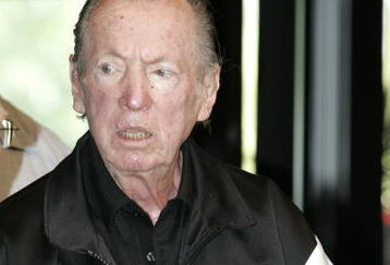 NORTHBROOK, IL - AUGUST 7:  Al Davis, owner of the Oakland Raiders, arrives for an NFL owners meeting on August 7, 2006 in Northbrook, Illinois. On the agenda for the owners is to discuss who will become the next NFL commissioner.  (Photo by Scott Boehm/Getty Images)