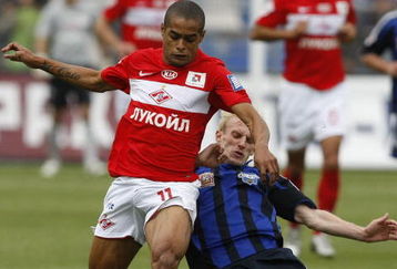 MOSCOW,  RUSSIA - SEPTEMBER 19:  Welliton (L) of FC Spartak Moscow battles for the ball with Petr Nemov (R) of FC Saturn Moscow Oblast during the Russian Football League Championship match between FC Saturn and  FC Spartak at the Saturn Stadium on September 19, 2009 in Ramenskoe, outside Moscow, Russia. (Photo by Alexandr Wilf/Epsilon/Getty Images)