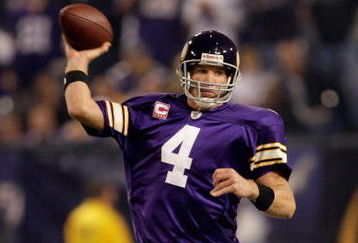 MINNEAPOLIS - OCTOBER 05:  Quarterback Brett Favre #4 of the Minnesota Vikings passes during the game against the Green Bay Packers on October 5, 2009 at Hubert H. Humphrey Metrodome in Minneapolis, Minnesota.  (Photo by Jamie Squire/Getty Images)