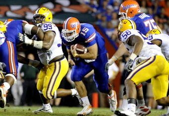 GAINESVILLE, FL - OCTOBER 11: Quarterback Tim Tebow #15 of the Florida Gators rushes upfield against the LSU Tigers at Ben Hill Griffin Stadium on October 11, 2008 in Gainesville, Florida.  (Photo by Al Messerschmidt/Getty Images) 