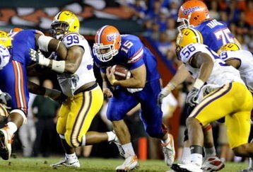 GAINESVILLE, FL - OCTOBER 11: Quarterback Tim Tebow #15 of the Florida Gators rushes upfield against the LSU Tigers at Ben Hill Griffin Stadium on October 11, 2008 in Gainesville, Florida.  (Photo by Al Messerschmidt/Getty Images) 