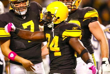 PITTSBURGH - OCTOBER 4:  Running back Rashard Mendenhall #34 of the Pittsburgh Steelers celebrates his two-yard touchdown run with teammates Ben Roethlisberger #7 and Justin Hartwig #62 against the San Diego Chargers in the second quarter at Heinz Field on October 4, 2009 in Pittsburgh, Pennsylvania. (Photo by Gregory Shamus/Getty Images)