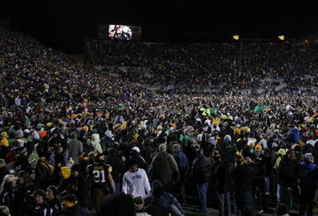 IOWA CITY, IOWA - NOVEMBER 8: Iowa Hawkeyes fans rush the field and celebrate as their team upset the Penn State Nittany Lions by kicking a field goal with six seconds left on the clock at Kinnick Stadium on November 8, 2008 in Iowa City, Iowa. Iowa defeated Penn State  24-23. (Photo by David Purdy/Getty Images)