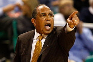 GREENSBORO, NC - MARCH 19: Head coach Tubby Smith of the Minnesota Golden Gophers yells to his team against the Texas Longhorns during the first round of the NCAA Division I Men's Basketball Tournament at the Greensboro Coliseum on March 19, 2009 in Greensboro, North Carolina. (Photo by Streeter Lecka/Getty Images)