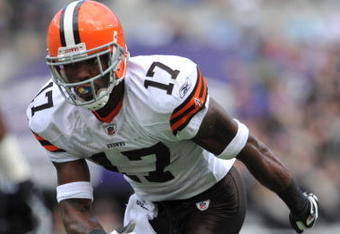 BALTIMORE - SEPTEMBER 27:  Braylon Edwards #17 of the Cleveland Browns runs downfield against the Baltimore Ravens at M&T Bank Stadium on September 27, 2009 in Baltimore, Maryland. The Ravens defeated the Browns 34-3. (Photo by Larry French/Getty Images)