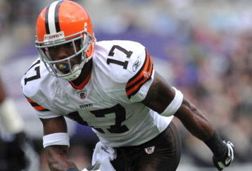 BALTIMORE - SEPTEMBER 27:  Braylon Edwards #17 of the Cleveland Browns runs downfield against the Baltimore Ravens at M&T Bank Stadium on September 27, 2009 in Baltimore, Maryland. The Ravens defeated the Browns 34-3. (Photo by Larry French/Getty Images)