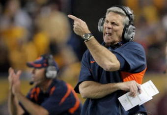 MINNEAPOLIS, MN - NOVEMBER 03:  Head coach Ron Zook directs the Illinois Fighting Illini against the Minnesota Golden Gophers at the Hubert H. Humphrey Metrodome on November 3, 2007 in Minneapolis, Minnesota.  (Photo by Doug Pensinger/Getty Images)