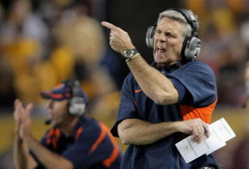 MINNEAPOLIS, MN - NOVEMBER 03:  Head coach Ron Zook directs the Illinois Fighting Illini against the Minnesota Golden Gophers at the Hubert H. Humphrey Metrodome on November 3, 2007 in Minneapolis, Minnesota.  (Photo by Doug Pensinger/Getty Images)