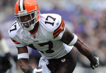 BALTIMORE - SEPTEMBER 27:  Braylon Edwards #17 of the Cleveland Browns runs downfield against the Baltimore Ravens at M&T Bank Stadium on September 27, 2009 in Baltimore, Maryland. The Ravens defeated the Browns 34-3. (Photo by Larry French/Getty Images)