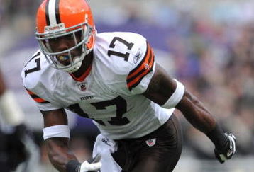 BALTIMORE - SEPTEMBER 27:  Braylon Edwards #17 of the Cleveland Browns runs downfield against the Baltimore Ravens at M&T Bank Stadium on September 27, 2009 in Baltimore, Maryland. The Ravens defeated the Browns 34-3. (Photo by Larry French/Getty Images)