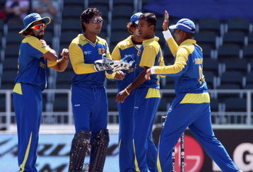 JOHANNESBURG, SOUTH AFRICA - SEPTEMBER 27:  Nuwan Kulasekara (2nd R) of Sri Lanka is congratulated by team mates on the wicket of Jesse Ryder of New Zealand during the ICC Champions Trophy Group B match between New Zealand and Sri Lanka played at Wanderers Stadium on September 27, 2009 in Johannesburg, South Africa.  (Photo by Hamish Blair/Getty Images)