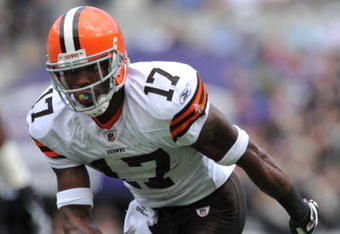 BALTIMORE - SEPTEMBER 27:  Braylon Edwards #17 of the Cleveland Browns runs downfield against the Baltimore Ravens at M&T Bank Stadium on September 27, 2009 in Baltimore, Maryland. The Ravens defeated the Browns 34-3. (Photo by Larry French/Getty Images)