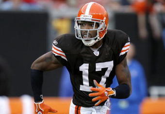 CLEVELAND - NOVEMBER 26:  Braylon Edwards #17 of the Cleveland Browns looks for a pass during fourth quarter action against the Cincinnati Bengals November 26, 2006 at Cleveland Browns Stadium in Cleveland, Ohio. Cincinnati won the game, 30-0.  (Photo by Gregory Shamus/Getty Images)