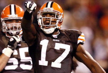 CLEVELAND - AUGUST 29:  Braylon Edwards #17 of the Cleveland Browns celebrates after scoring a touchdown with Eric Steinbach #65 against the Tennessee Titans at Cleveland Browns Stadium on August 29, 2009 in Cleveland, Ohio.  (Photo by Matt Sullivan/Getty Images)