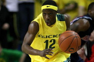 EUGENE, OR - MARCH 8:  Tajuan Porter #12 of the Oregon Ducks dribbles the ball downcourt against the Arizona Wildcats at McArthur Court March 8, 2008 in Eugene, Oregon.  (Photo by Jonathan Ferrey/Getty Images)