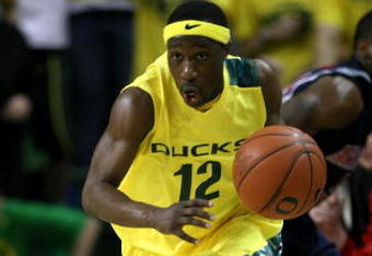 EUGENE, OR - MARCH 8:  Tajuan Porter #12 of the Oregon Ducks dribbles the ball downcourt against the Arizona Wildcats at McArthur Court March 8, 2008 in Eugene, Oregon.  (Photo by Jonathan Ferrey/Getty Images)