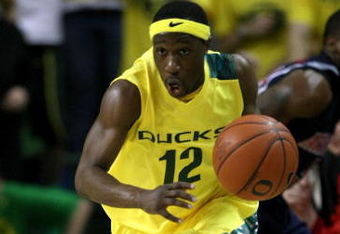 EUGENE, OR - MARCH 8:  Tajuan Porter #12 of the Oregon Ducks dribbles the ball downcourt against the Arizona Wildcats at McArthur Court March 8, 2008 in Eugene, Oregon.  (Photo by Jonathan Ferrey/Getty Images)