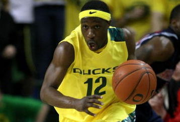 EUGENE, OR - MARCH 8:  Tajuan Porter #12 of the Oregon Ducks dribbles the ball downcourt against the Arizona Wildcats at McArthur Court March 8, 2008 in Eugene, Oregon.  (Photo by Jonathan Ferrey/Getty Images)