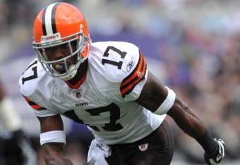 BALTIMORE - SEPTEMBER 27:  Braylon Edwards #17 of the Cleveland Browns runs downfield against the Baltimore Ravens at M&T Bank Stadium on September 27, 2009 in Baltimore, Maryland. The Ravens defeated the Browns 34-3. (Photo by Larry French/Getty Images)