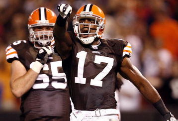 CLEVELAND - AUGUST 29:  Braylon Edwards #17 of the Cleveland Browns celebrates after scoring a touchdown with Eric Steinbach #65 against the Tennessee Titans at Cleveland Browns Stadium on August 29, 2009 in Cleveland, Ohio.  (Photo by Matt Sullivan/Getty Images)