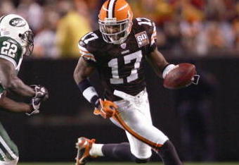 CLEVELAND - OCTOBER 29:  Braylon Edwards #17 of the Cleveland Browns carries the ball against Justin Miller #22 of the New York Jets at Cleveland Brown Stadium October 29, 2006 in Cleveland, Ohio. The Browns won 20-13. (Photo by Harry How/Getty Images)