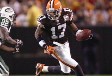 CLEVELAND - OCTOBER 29:  Braylon Edwards #17 of the Cleveland Browns carries the ball against Justin Miller #22 of the New York Jets at Cleveland Brown Stadium October 29, 2006 in Cleveland, Ohio. The Browns won 20-13. (Photo by Harry How/Getty Images)