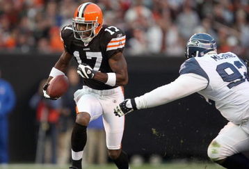 CLEVELAND - NOVEMBER 04: Braylon Edwards #17 of the Cleveland Browns carries the ball against Craig Terrill #93 of the Seattle Seahawks on November 4, 2007 at Cleveland Browns Stadium in Cleveland, Ohio. The Browns defeated the Seahawks 33-30 in overtime. (Photo by Jonathan Daniel/Getty Images)